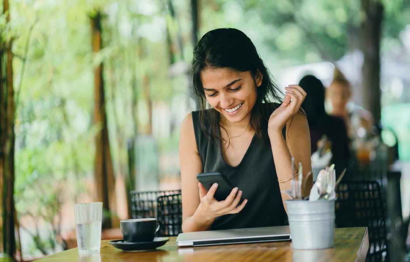Personas en un entorno de aprendizaje colaborativo discutiendo habilidades comunicativas