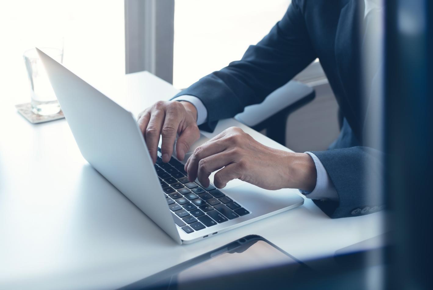 Participante completando una evaluación de habilidades comunicativas